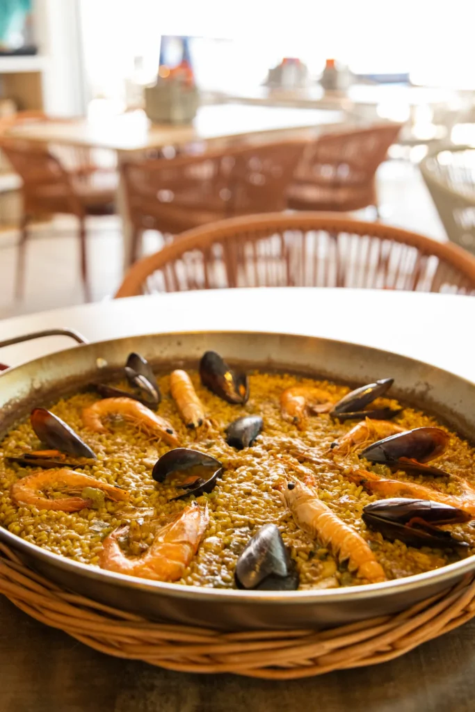 Paella de marisco con gambas y mejillones en Chiringuito Las Sardinitas, playa de Nova Icària, Barcelona